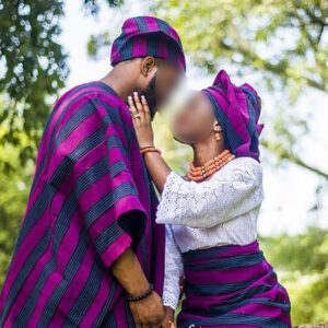 Pagne Tissé Africain "Mystère Pourpre" - Tissu Béninois Violet & Noir Éclatant pour Célébration