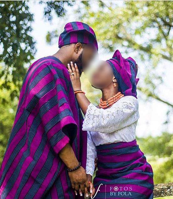 Pagne Tissé Africain "Mystère Pourpre" - Tissu Béninois Violet & Noir Éclatant pour Célébration